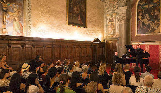 Italiaanse opera in de kerk van Santa Monaca