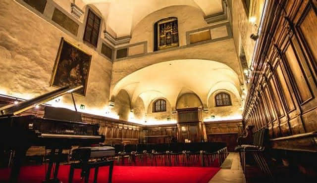 Klassieke Italiaanse opera in de kerk van Santa Monaca