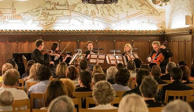 Visite classique de la ville en bateau et concert 'Best of Mozart' à la forteresse de Salzbourg