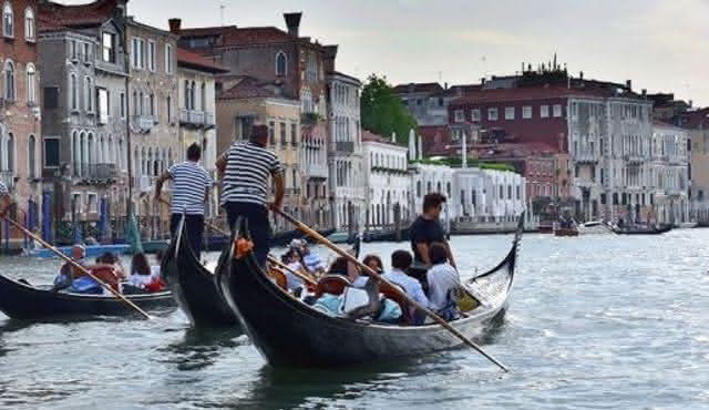 Serenata in gondola e cena romantica