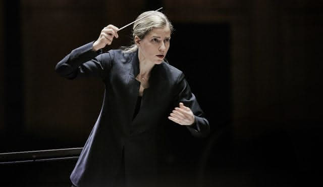 Karina Canellakis dirige a Petrushka de Stravinsky