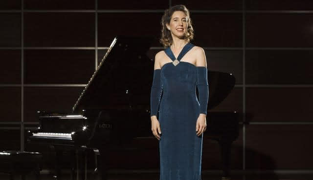 Angela Hewitt interpreta el Concierto para piano nº 19 de Mozart