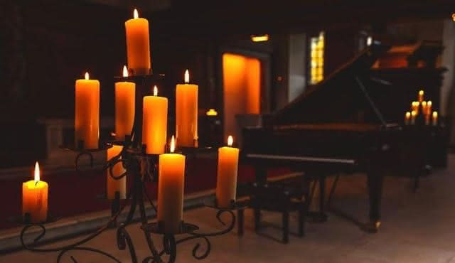 Rapsódia em azul à luz de velas na Catedral de St Giles