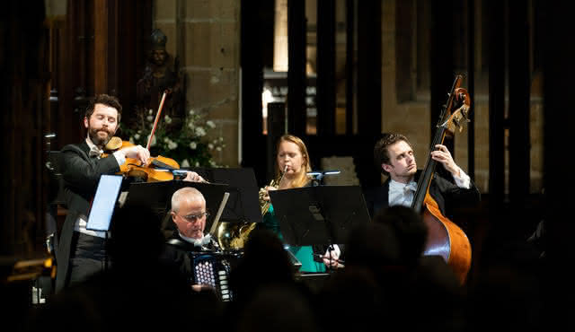 Kerstbarok met de vier seizoenen bij kaarslicht