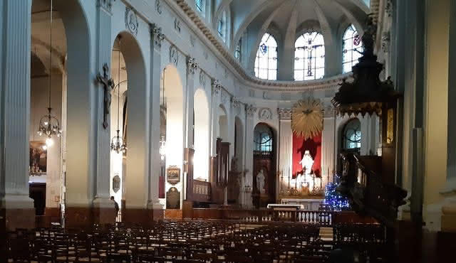 Gloria Vivaldiego i Dixit Domunis Haendla: Eglise Notre Dame des Blancs Manteaux