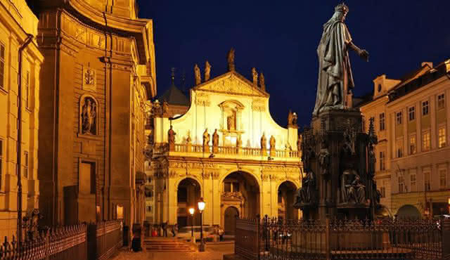 Encantadora música de Adviento con bebida de bienvenida en la vieja Praga